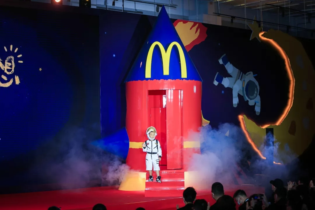 肇庆麦当劳中国为孩子“点亮梦想”，带你上天！